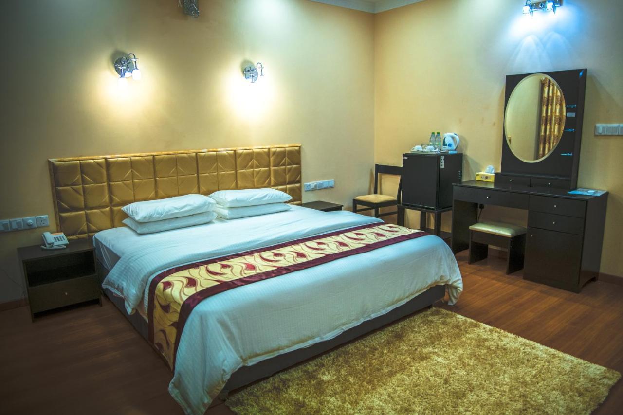 Abuharee Grand Hotel Addu City Eksteriør billede